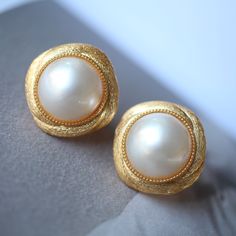 --- SPECIFICS --- 💚Materials: 100% Natural High Quality Mabe Pearl With 24k gold plated s925 Sterling silver 💚-The Mabe Pearl is 100% natural UNTREATED , UNHEATED, UNDYED Mabe Pearl- 💚Metal: Real 24k Gold plated s925 Sterling Silver 💚Pearl Diameter: 12mm*12mm 💚Closure: the closure is made of 925 Sterling Silver.  💚Handmade Artwork, original design and copyright protected💚 These stunning gold plated silver earrings feature a beautiful pair of hemisphere Mabe Pearl stones. With their intric Fake Mabe Pearl Earrings, Mabe Pearl Jewelry, Statement Pearl Earrings, Real Pearl Earrings, Pearl Statement Earrings, Mabe Pearl, Bridal Earrings Pearl, Natural High, Jewelry Statement