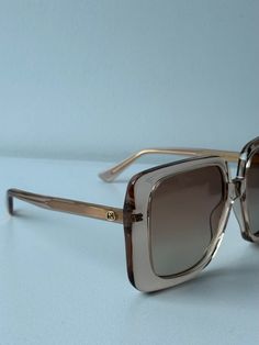 Dale un toque de lujo a tu look con las gafas de sol cuadradas extragrandes Gucci GG1314S. Elaboradas con lentes espejados color champán, estas gafas de sol ofrecen un llamativo marco de color rosa champán con detalles dorados, lo que las convierte en un accesorio ideal para una fashionista. El diseño liviano garantiza la máxima comodidad y estilo, perfecto para un día soleado. 




 Gafas de sol Gucci GG1314S 005.

 Forma cuadrada de gran tamaño.
 Protección 100% UVA y UVB.
 Tamaño de ojos de 55 mm. Tamaño del puente de 19 mm. Tamaño de patillas de 140 mm.
 Hecho en Italia.
 Viene con un estuche rígido de terciopelo en tonos joya de Gucci, una bolsa de satén, un paño de limpieza y tarjetas.
 100% auténtico y sin uso. Luxury Gold Cat Eye Sunglasses For Party, Designer Gucci Sunglasses For Summer, Gucci Sunglasses With Mirrored Lenses For Evening, Luxury Polarized Cat Eye Sunglasses For Summer, Gucci Gold Sunglasses With Uv Protection, Gucci Shield Sunglasses With Uv Protection For Party, Gucci Gold Sunglasses With Gradient Lenses, Gucci Square Frame Sunglasses For Summer, Gucci Gold Sunglasses For Summer