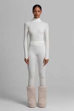 Textural vertical rib and shape wear construction complement physique while fitting flawlessly under ski suits. Top and bottom sold separately. Models wear size XS/S.Height: 178cm / 5'10"Bust: 81cm / 32"Waist: 60cm / 23.5"Hips: 90cm / 35.5" Snowy Outfits, Luxury Lounge Wear, Ski Resort Outfit, Cute Ski Outfits, Ski Layers, Ski Chic, Cute Lounge Outfits, Ski Trip Outfit, Snow Outfits