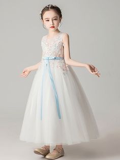 Sleeveless Princess Dress For Prom, Sleeveless Organza Dress For Dress-up, Sleeveless Tulle Gown With Lace Bodice, Princess Sleeveless Summer Gown, Princess Sleeveless Prom Gown, Spring White Gown For Banquet, Sleeveless Princess Dress With Lace Bodice For Party, Princess Style Sleeveless Dresses With Floral Embroidery, Sleeveless Floral Appliqué Dress For Parties