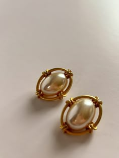 Unsigned vintage baroque clip on earrings gold and faux pearl. The pearl is not perfectly centered on one of the earrings. Please see photos.  In great vintage condition. Vintage Gold Pearl Clip-on Earrings, Pearl Bangles Gold, Pearl Earrings Studs, Vintage Pearl Earrings, Pearl Earrings Designs, Antique Gold Earrings, Gold Temple Jewellery, Gold Pearl Jewelry, Vintage Gold Earrings