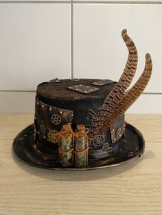 The hat has a felt base and can be painted in different designs. Feathers, vials, wire and gears make the hat a unique piece of jewelry that perfectly complements your steampunk costume. I make each hat by hand and as a unique piece. Examples of designs are shown in the pictures. We are happy to take your wishes into account when making the hat. The inner diameter of the hat is 18 cm. The inner circumference is approximately 56.5 cm. It is therefore one size fits all. Steampunk Hats Women, Steampunk Creations, Steampunk Mixed Media Art, Steampunk Hats, Convention Outfits, Diy Steampunk, Crazy Hat, Steampunk Top, Steampunk Stuff