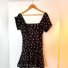 American Eagle Babydoll Style Dress. Size M Square Neck Line Same With The Back Of The Dress Never Worn Please Ask If You Would Like More Photos :) Cute Black Mini Dress With Short Sleeves, Cute Black Mini Length Dresses, Black Square Neck Mini Dress With Floral Print, Black Floral Print Square Neck Dress, Black Floral Print Dress With Square Neck, Black Square Neck Dress With Floral Print, Cute Fitted Black Mini Dress, Cute Black Floral Print Dress, Cute Black Dress With Floral Print