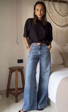 Ideas For Casual Outfits, Wide Leg Pants Outfit Streetwear, Work Outfits Women Denim, Loose Jeans Women Outfit, Relaxed Going Out Outfit, Trendy Outfits Wide Leg Jeans, Casual Dark Jeans Outfit, Zara Sailor Jeans Outfit, Wide Leg Jean Outfits Spring