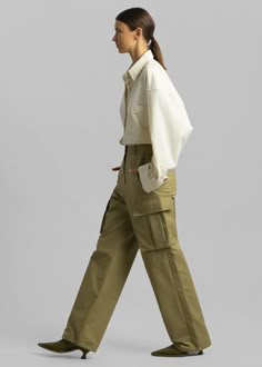 Color: KhakiLightweight cotton fabricRelaxed cargo styleEnlarged cargo pockets at each legSlant hip pocketsAdjustable toggles at hemHook and bar closureZip flyUnlined100% CottonDry CleanBy The Frankie Shop. Imported Cargo Jeans Outfit Women, Cargo Trousers Outfit, Green Cargo Pants Outfit, Khakis Outfit, Beige Cargo Pants, Cargo Outfit, Fashion Work Outfit, Cargo Pants Streetwear, Cargo Shorts Women