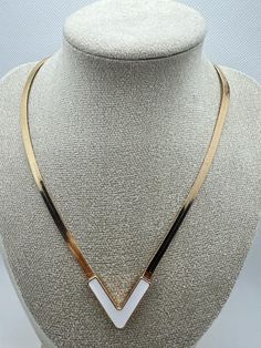 Discover our elegant V-necklace, handcrafted and plated with 18 carat gold. This timeless beauty adds a touch of luxury and elegance to any outfit. Elegant Gold-tone Chain Necklace For Evening, Chic White Chain Necklace For Formal Events, Chic White Chain Necklace For Formal Occasions, Luxury White Clavicle Chain Necklace, White Long Necklace For Evening, Elegant Gold-plated Chain Necklace For Evening, Elegant Gold Plated Chain Necklace For Evening, White Clavicle Chain Necklace For Evening, Chic Gold Necklace For Evening