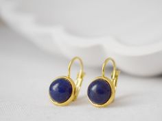 Lapislazuli Ohrhänger Gold, zarte kleine Edelstein Hängeohrringe, Ohrringe mit blauem Stein, Lapis Lazuli, 8mm, rund, Lever-back, Schmuck https://anvira10.com/products/lapislazuli-ohrhanger-gold-zarte-kleine-edelstein-hangeohrringe-ohrringe-mit-blauem-stein-lapis-lazuli-8mm-rund-lever-back-schmuck ANVIRA #Bestseller Gold Lapis Lazuli Earrings As Gift, Gold Lapis Lazuli Earrings For Gift, Gold Lapis Lazuli Gemstone Earrings, Nickel-free Gold Lapis Lazuli Earrings, Gold Lapis Lazuli Nickel-free Earrings, Gold Earrings With Natural Lapis Lazuli Stones, Jewelry Materials, September Birthstone Jewelry