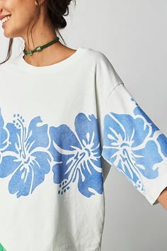 Floral Printing, Ladies Tee Shirts, Tropical Floral, Fit Check, So Cool, Look Cool, Boho Outfits, Fit Inspo, Scoop Neckline