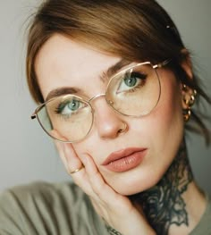 Frames For Round Faces, Glasses Women Fashion Eyeglasses, Glasses For Oval Faces, Glasses For Round Faces, Cute Glasses Frames, Classy Glasses, Glasses Outfit, Fancy Glasses, Glasses Inspiration