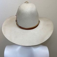 Mexican Handcrafted Wide Brim Cowboy Hat | Lucky7 Beige Just Different! A complete head-turner & unique Men & Women Mexican artisan hat on this wool felt Tejana-form in Beige color with its 7 symbolical Gold-dipped accessories, steel accessories, & leather hat-band. SIZE See “Size Chart” below, or CLICK HERE DETAILS Sombrero Box Inner-elastic band (comfortable sizing) Tooled Leather Handbags, Painted Hats, Handmade Hair Clip, Steel Accessories, Hand Painted Leather, Embroidered Leather, Leather Hats, Painting Leather, Gold Dipped