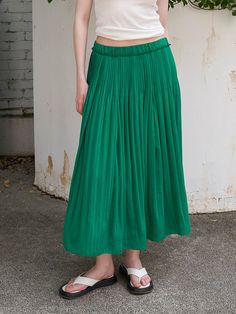 Editor's NoteThis is a long skirt with mechanical pleats from the waist and a straight, falling silhouette that stands out for its slenderness.- Banded at the waist for a comfortable fit- It is composed of colors that are good to wear in summer, so you can coordinate coolly- Lined for stable wear- Available in 2 colors: White, GreenMeasurements (in.)55 / 66- Length: 33.86 in. / 34.65 in.- Waist circumference: 25.98 in. / 27.95 in.Composition & Care- Shell: 65% Rayon, 35% Polyester   Color fabric: 100% Polyester   Lining: 100% Polyester- Please check the care labelDesigner- by OLIVE DES OLIVE Wide Leg Pleated Skirt With Elastic Waistband For Spring, Casual Spring Skirt With Folds, High-waisted Pleated Work Skirt, Green Pleated Bottoms For Spring, Summer Midi Skirt With Folds, Long Pleated Skirt With Elastic Waistband, Spring Green Pleated Bottoms, Long Pleated Skirt With Elastic Waistband And Voluminous Fit, Spring Voluminous Pleated Skirt With Elastic Waistband