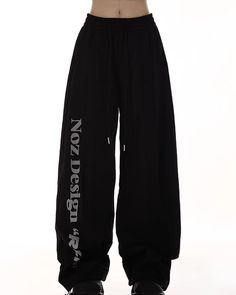 Sweatpants with a logo accent.

The elastic waist design makes it easy to wear.

It has an urban look and is sure to look great on the street.
◾️Model
Height/Weight：166cm(65.3in)/44kg(97.0lb)
Fitting Size：L



Cm(inches)
Length
Waist
Hip


M
102(40.1)
70(27.5)
108(42.5)


L
104(40.9)
73(28.7)
112(44.0)


XL
106(41.7)
76(29.9)
116(45.6)


2XL
108(42.5)
79(31.1)
120(47.2) Street Model, Stylish Logo, One Piece Top, Urban Looks, Wide Pants, Strike A Pose, A Logo, Fur Jacket, Skirt Pants