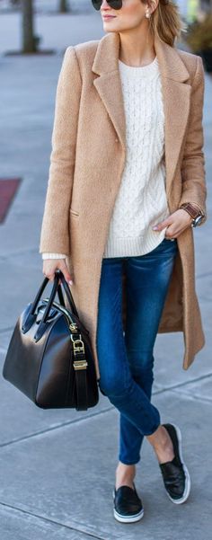 Fall / Winter - street chic style - sporty chic style - camel coat + white sweater + cropped skinnies + black leather slip-ons + black handbag + black sunglasses Casual Chique Stijl, Sporty Chic Outfits, Autumn Woman, Sporty Chic Style, Fall Fashion Coats, 2014 Fashion Trends, 2019 Style