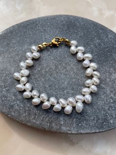 ✨FREE SHIPPING from an order value of 45€ ✨ *Bracelet Lolani* This elegant pearl bracelet adorns your wrist with delicate and beautiful white freshwater pearls. Whether everyday life or beach vacation, this bracelet is always the right choice. Product images are examples. Since pearls are a natural product, the shape and color of the items may vary slightly from the example. Free from nickel, lead and cadmium. *MATERIALS* - Freshwater pearls - Stainless steel clasp 21K gold plated *JEWELRY CARE* Everyday Pearl Bracelet With Pearl Drop, Minimalist Baroque Pearl Bracelet As A Gift, Minimalist Baroque Pearl Bracelet Gift, Minimalist Baroque Pearl Bracelet, Baroque Pearl Bracelet With Pearl Drop In Pearl White, Pearl White Akoya Pearl Bracelet With Pearl Drop, Pearl White Baroque Pearl Bracelet With Pearl Drop, Delicate White Baroque Pearl Bracelet, Minimalist White Baroque Pearl Bracelet