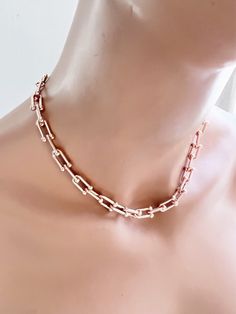 Rose gold plated large U link collar necklace -------------------- DETAILS ・Rose gold plated bold link chain(7mmx 14mm) ・Smaller link: 5mm x 10mm --------------------  Necklace Length * This choker is available in 3 sizes. 14"-16" (14" + adjustable 2 - inch extender) 16"-18" (16" + adjustable 2 - inch extender) 18"-20"(18" + adjustable 2 - inch extender) *It closed with lobster clasp. ------------------- Jewelry care * Plated brass items are expected to tarnish over time, but to help the plating