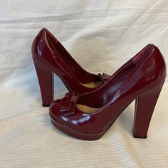 Pour La Victoire Pump Heels Size: 8 Color: Red Solid Round Toe With Bow Detail Sleek Patent Leather Upper Platform: 1" Heel High: 4" Pre-Owned , Store Displayed Item With Minor Peels Wine Red Shoes, High Heel Outfits, Dark Red Heels, 80s Heels, 1970s Shoes, 70s Shoes, Red Items, Y2k Heels, 80s Shoes