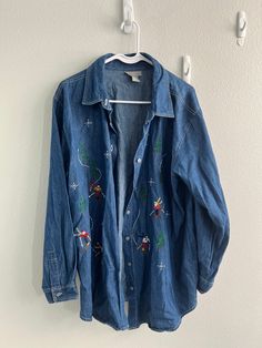 This vintage denim shirt from Capacity is the perfect addition to any winter wardrobe. The long sleeves and collared neckline make it a versatile piece, while the embroidered skiers add a fun and festive touch. In size 1X and blue in color, this pre-owned shirt has a regular fit and is ideal for any casual occasion. Whether you're hitting the slopes or simply running errands, this button-up top is sure to keep you comfortable and stylish. Dark Wash Long Sleeve Top For Winter, Winter Denim Tops With Relaxed Fit, Denim Button-up Top For Winter, Denim Blue Long Sleeve Top For Winter, Denim Blue Button-up Tops For Winter, Winter Dark Wash Long Sleeve Top, Winter Denim Blue Denim Tops, Dark Wash Button-up Tops For Winter, Medium Wash Button-up Tops For Winter