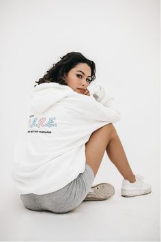 Sweatsuit Photoshoot, Sweatshirt Poses, Sweatshirt Photoshoot Ideas, Sweatshirt Photoshoot, Hoodie Photoshoot Ideas, Merch Photoshoot Ideas, Sweatshirt Photography, Hoodie Poses, Merch Photography