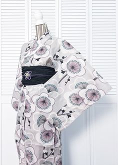 Japanese Yukata Kimono - Plum Blossoms in Grey White Kimono For Spring Tea Ceremony, White Kimono For Tea Ceremony In Spring, Geisha Outfit, Traditional Yukata, Japan Costume, Pretty Kimonos, Kimono Traditional, Light Grey Background, Japanese Yukata