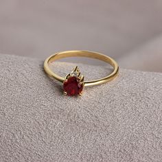 It is a stone that represents passion, true friendship, loyalty, success and consistency. It has names such as dreaming, garnet and mercy stone.. Garnet is the birthstone for those born in January. Meet the essence of elegance: Solitaire garnet ring. Handcrafted with precision, this exquisite piece features a majestic sapphire set in a magnificent design. A symbol of timeless beauty, it embodies sophistication and elegance. Elevate your style with this breathtaking masterpiece. A stylish jewel f Ruby Wedding Ring With Diamond Accents, Classic Crystal Birthstone Ring, Classic Crystal Birthstone Ring With Round Cut, Classic Crystal Ring With Birthstone In Round Cut, Fine Jewelry Birthstone Ring With Brilliant Cut Cubic Zirconia, Elegant Birthstone Ring With Diamond Accents For Wedding, Fine Jewelry Ruby Ring With Diamond Accents For Wedding, Diamond Birthstone Ring For Anniversary, Diamond White Birthstone Rings For Formal Occasions