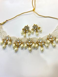 white pearls, 100% pure pachi kundan Kundan Choker Set, Kundan Choker, Bangles Jewelry Designs, Handmade Fashion Jewelry, Choker Set, Fancy Jewellery, Fancy Jewelry, Kundan Jewellery, Bangles Jewelry