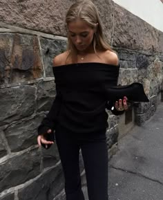 Off Shoulder Fall Outfit, Black Off Shoulder Top Outfit, Estilo Indie, Winter 22, Neue Outfits