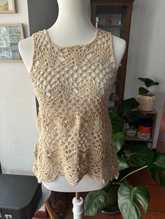 Magnificent women's handmade crochet top in elegant cotton thread, lace stitch, link to close at the back, very beautiful outfit, size 36/38 Casual Summer Cotton Lace Tops, Casual Cotton Lace Top For Summer, Fitted Summer Crochet Top In Cotton Lace, Fitted Crochet Cotton Lace Top For Summer, Fitted Cotton Lace Crochet Top For Summer, Summer Cotton Lace Blouse, Summer Cotton Lace Top Blouse, Cotton Crochet Cami Top, Cotton Crochet Cami Top With Lace Detail