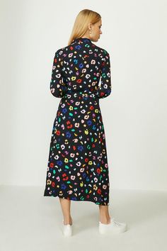 This dress is print perfection. Featuring a geo print that'll instantly brighten up your day, the midi has a classic collared and button-down front, alongside roomy flap pockets and a tie waist belt that can be adjusted however you fancy. Girls Occasion Dresses, Bridal Jumpsuit, Black Tie Dress, Prom Outfits, Feather Dress, Puff Sleeve Dresses, Midi Shirt Dress, Geo Print, Long Sleeve Bodycon Dress