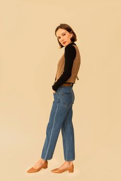 Look effortlessly polished in the Farrah Pant - a classic high rise with a straight leg. Perfect for any occasion, these pants provide both style and comfort. Add them to your wardrobe for a timeless and versatile piece. Classic Denim Blue Flare Jeans With Belt Loops, Classic Cropped Jeans With Belt Loops In Denim Blue, Classic Denim Blue Cropped Jeans With Belt Loops, Trendy Straight Cropped Jeans For Fall, Chic Rigid Denim Bottoms For Fall, Chic Straight Leg Jeans, Fall Workwear Flare Jeans In Rigid Denim, Fall Rigid Denim Flare Jeans For Workwear, Chic Rigid Denim Cropped Jeans For Fall