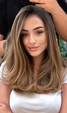 Layer Oval, Chestnut Brown Hair, Chestnut Hair, Brown Hair Looks, Gorgeous Hair Color, Long Face, Hair Color Light Brown, Brown Hair Balayage, Light Hair Color