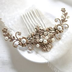 Antique gold Bridal hair comb with gold crystals and pearls - ASHLYN - Treasures by Agnes Elegant Wedding Accessories, Victorian Hair Pieces, Antique Hair Comb, Pearl Comb, Glam Accessories, Antique Hair Combs, Wedding Accessories For Bride, Pearls Hair, Gold Bridal Hair Comb