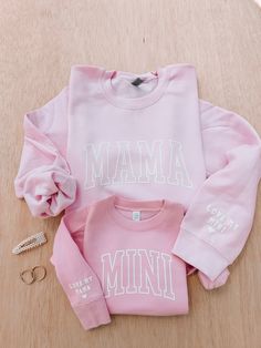 ITEM DESCRIPTION • MaterialWomen: 50% Cotton /50% PolyesterGirls: 60% Cotton /40% Polyester• Fit type: Our sweatshirts fit true to size. But if you're someone who likes to keep it casual and relaxed, we recommend you go up one size from your usual size to get that perfect oversized look.• No zipper, no pockets• Handmade with care and affection• Women's Sweatshirt: Gildan, Kids: Rabbit Skins Toddler crewneck unisex sweatshirt Here's a helpful care tip for your sweatshirts:Machine wash inside-out Mother Daughter Hoodies, Custom Mama Sweatshirts, Mama Mini Sweatshirt, Mommy And Me Sweatshirt, Mama And Mini Sweatshirts, Mama And Mini Shirt, Large Paper Flowers Diy, Mama And Mini, New Mama