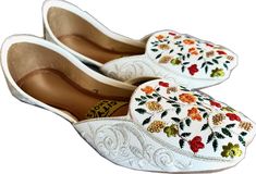 Traditional Summer Wedding Shoes, White Flats With Gota Work For Festive Occasion, Traditional White Slip-on Flats, White Traditional Slip-on Flats, White Festive Slip-on Flats, Festive White Slip-on Flats, Traditional White Embroidered Wedding Shoes, White Wedding Shoes With Gota Work, White Slip-on Flats For Festive Occasions