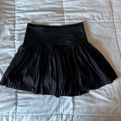 Brand New Condition Black Tennis Skirt With Built-in Shorts, Stretch Pleated Workout Bottoms, Black Sports Skort With Built-in Shorts, Black Mini Skort For Athleisure, Sporty Pleated Sports Bottoms, Sports Stretch Pleated Bottoms, Black Athleisure Swim Skirt With Built-in Shorts, Sporty Pleated Shorts For Sports, Sporty Pleated Sports Shorts