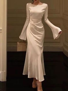 Evening Midi Dresses Elegant, Prom Dress W Sleeves, Long Sleeve Modest Dresses, Elegant Winter Dresses Classy, Guest Wedding Dress Winter, Powerful Dresses, Modest Party Outfit, Modest Graduation Dress, Elegant Outfit Dress