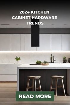 Modern kitchen with minimalist design showcasing 2024 cabinet hardware trends, with text overlay "2024 Kitchen Cabinet Hardware Trends - Read More". Cabinet Hardware Trends, Built In Kitchen Cupboards, Timeless Kitchen Cabinets, Kitchen Cupboard Organization, Modern Decor Ideas, Light Wood Cabinets, Timeless Kitchen, Salon Interior Design