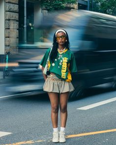 Birthday Outfits Street Style, Photo Shoot Fits, Clothing Photoshoot Poses, Street Wear Skirt Outfit, Inspo Photoshoot Ideas, Women’s Streetwear, Street Outfits Urban Women, Short Jumbo Twists, Summer Streetwear Fashion Women