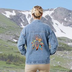 On the back of this denim jacket is a unique image of a rustic dreamcatcher with colorful boho style feathers. Bohemian Denim Jacket For Fall, Bohemian Denim Blue Jacket, Bohemian Fall Denim Jacket In Medium Wash, Bohemian Medium Wash Denim Jacket For Fall, Hippie Denim Jacket For Fall, Colorful Boho Style, Colorful Boho Fashion, Boho Feathers, Unique Image