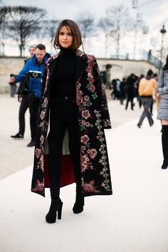 Miroslava Duma in total black look with embroidered long Valentino coat Floral Coat, Russian Fashion, Street Style Inspiration, Looks Chic, Fashion Week Street Style, Autumn Fashion Women