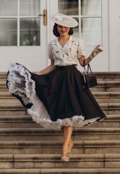 Our fluffy, soft and full-circle volume petticoat has three tiers of netting complete with a double-layered satin slip. The elasticated waistband guarantees a comfortable fit while maintaining a cinched waist silhouette. This is the perfect way to compliment any full-circle skirt or dress.  S/M = UK 8-12 M/L = UK 14- 50s Aesthetic, 1950s Fashion Women, Makeup Tip, Old Money Fashion, Money Fashion, Vintage Inspired Outfits, Full Circle Skirts, Fashion Tips For Women, Moda Vintage