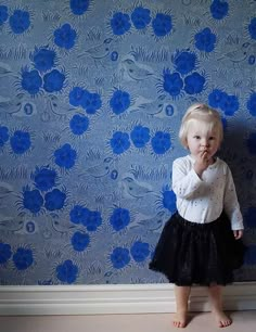 Wallpaper Florinda ultramarine | Wallpaper from the 70s Funky Living Rooms, Scandinavian Dining Room, Painter And Decorator, Orla Kiely, Wallpaper Calculator, Stunning Wallpapers, Bathroom Kids, Unusual Design, Grey Pattern