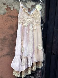 Shabby Chic Outfits, قلادات متدلية, Old Dress, Bohemian Dresses Long, Shabby Chic Clothes, Slip Mini Dress, Mode Boho, Floral Decoration, Mode Inspo