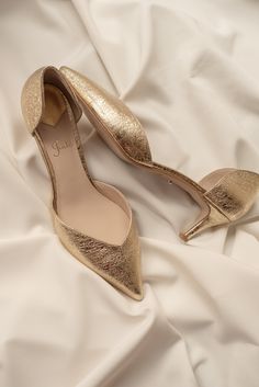 Glamorous Gold Leather Heels, Luxury Gold Court Shoes With 4-inch Heel, Leather Kitten Heels With 4-inch Heel For Wedding, Gold Heels With Heel Strap For Gala, Luxury Gold Leather Kitten Heels, Gold Closed Toe Heels With Padded Heel, Gold High Heels For Gala, Gold High Heel Shoes For Gala, Gold High Heel Heels For Gala