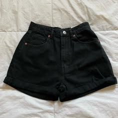 Never Worn In Great Condition I’m Pregnant So I Can’t Fit These High Waisted Size: 4 Black Shorts For School, Summer Bottoms For Women, Look Shorts Jeans, Black Shorts Aesthetic, Black Jean Shorts Outfit, Shorts Png, Zara Jean Shorts, Jean Shorts Black, Jean Shorts Women