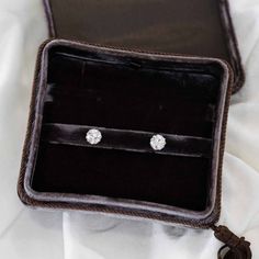 Store your beautiful new jewel(s) in this luxe Italian velvet jewelry case! Luxurious, and custom made for us using fine Italian velvet in a rich, warm cocoa color. The case has 2 removable pads to hold rings in one, and earrings and pendants in the other. It's deep enough to hold lots of other bits and bobs as well! Measures 5" x 4" x 3" deep. Comes with an elastic band to keep the top from opening up. A gorgeous jewelry case - perfect for both your night stand and to throw in your purse during