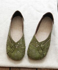 Green Flat Feet Shoes Comfortable Splicing Hollow OutMade of:-PU Upper.-Rubber sole-Cotton Fabric cushioned insole. Flat Feet Shoes, Green Flats, Spring Maxi Dress, May Designs, Feet Shoes, Leather Satchel Handbags, Green Butterfly, Leather Handbags Tote, Shoes Comfortable