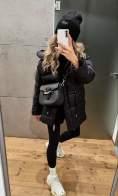 Classy Business Casual Outfits, Padded Coat Outfit, Cargo Jacket Women, Cold Outfits, Wardrobe Tips, Outfits Chic, Nice Style, Mode Inspo, Casual Winter Outfits