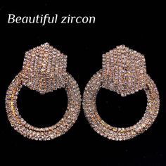 Boucles d'oreilles en strass - Boucles d'oreilles en cristal brillant pour bijoux pour femmes

 Ajoutez de l'éclat à votre look de fête avec ces boucles d'oreilles européennes et américaines en strass à grand cercle. Dotées de cristaux brillants sertis dans un design circulaire glamour, ces boucles d'oreilles sont parfaites pour ajouter une touche d'élégance à n'importe quelle tenue. Que vous assistiez à un événement formel ou que vous ajoutiez simplement un peu de bling à votre look de tous les jours, ces boucles d'oreilles de fête élégantes ne manqueront pas de faire tourner les têtes. L'accessoire parfait pour les femmes avant-gardistes, ces boucles d'oreilles en strass font un excellent cadeau pour la femme élégante de votre vie.

 Style: Classique

 Forme \ motif : rond

 Type de mét Afrikaanse Mode, Stylish Party, Party Earrings, Copper Material, Rhinestone Jewelry, Rhinestone Earrings, Gold Style, Earring Gifts, Earrings Jewelry