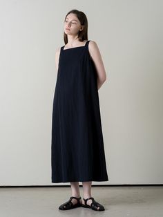 This is knowing’s long dress features a simple sleeveless design and a square neckline, with an A-line silhouette that flows naturally. Side pockets add practicality, and a waist tie allows for a feminine touch when cinched.- Ideal for everyday wear- Pairs well with various accessorize to create diverse looks- A basic item that complements any outfit stylishly Simple Sleeveless Dress, Navy Dress Outfits, Sleeveless Long Dress, Total Black, Navy Dress, Square Neckline, Waist Tie, Jumpsuit Dress, A Line Dress