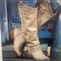 Beautiful Tan Cowgirl Knee High Boots With Wrap Belt Design. And Chunky Heels Lace Knee High Boots, Bota Country, Womens High Boots, High Heel Stiefel, N Shoes, Pink Boots, Boots Cowboy, Pointed Toe Boots, Cosplay Shoes